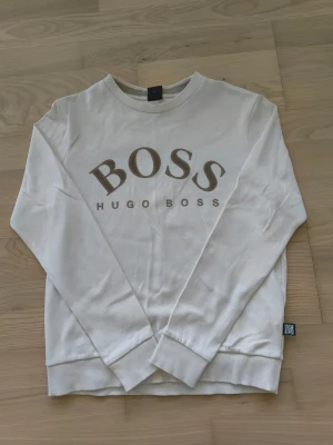 Hugo Boss Sweatshirt  - Säljer en riktigt snygg Hugo Boss sweatshirt i storlek S/XS ✅ Den är i bra skick utan hål osv ♣️ Skicka DM för fler frågor 🔥 / Mvh