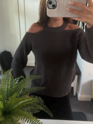 Mörkgrön stickad tröja med cut out - Ass snygg tröja från mango som är aldrig använd super söt och passar till allt💕