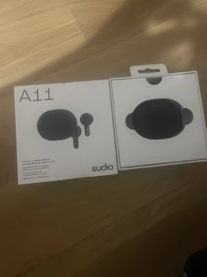 Sudio A11 svarta trådlösa hörlurar - Snygga svarta Sudio A11 true wireless-hörlurar med laddningsetui. Modern design med rundade former och stilren finish. Perfekta för musik, poddar och samtal på språng. Kommer i originalförpackning.