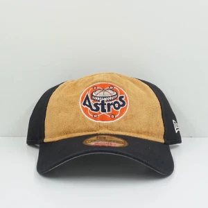 New Era Astros Curved Adjustable Cap - Den här varan kommer auktioneras ut på Sneakershyllan x Plick Live den Torsdagen 16 juli kl 19. Helt ny justerbar keps från New Era med Houston Astros-tema i canvas, suede material.