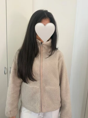 Beige teddyjacka+dragkedja(ord:300kr) 💕 - Mysig beige teddyjacka med hög krage och hel dragkedja framtill. Jackan har två stora fickor framtill och är gjord i fluffigt, mjukt teddy-material som håller dig varm. Perfekt för kyliga dagar och enkel att matcha med olika outfits!!