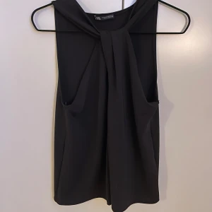 Halterneck satin top - Satin topp med halterneck från Zara, i väldigt bra skick och jättefin! 