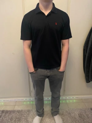 Ralph Lauren piké - Snygg mörkblå Ralph lauren piké lite knottrig i nacken och lite grann på själva pikén men annars bra skick.