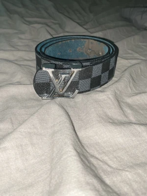 Snygg och skönt bälte - Säljer ett rutigt skärp som är riktig snyggt och skönt som är 100cm och är i färg svart och grå