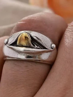 s925 sterling silver Unik silverring med gulddetalj - Cool och unik ring i 925 sterling silver pläterat med en upphöjd guldfärgad detalj i mitten. Ringen har en bred design och en konstnärlig form som sticker ut. Perfekt för dig som vill ha något annorlunda och personligt i din stil.justerbar