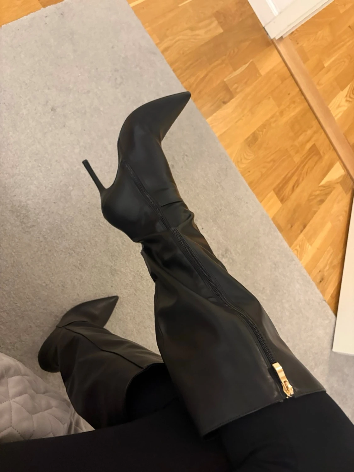 Svarta knähöga boots med spetsig tå - 3