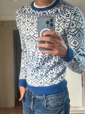 Kashmir tröja - Stickad tröja med blått och vitt nordiskt mönster. Tröjan har rund halsringning, ribbade muddar och midja i blått. Detta är min väldigt snygga och unika stickade kashmir tröja som jag inte sett någon annan ha. Har fått många komplimanger för denna! 