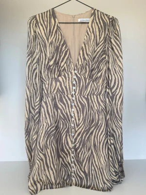  Adoore - Superfin Adoore klänning i zebra mönster, storlek 36 och använd en gång.