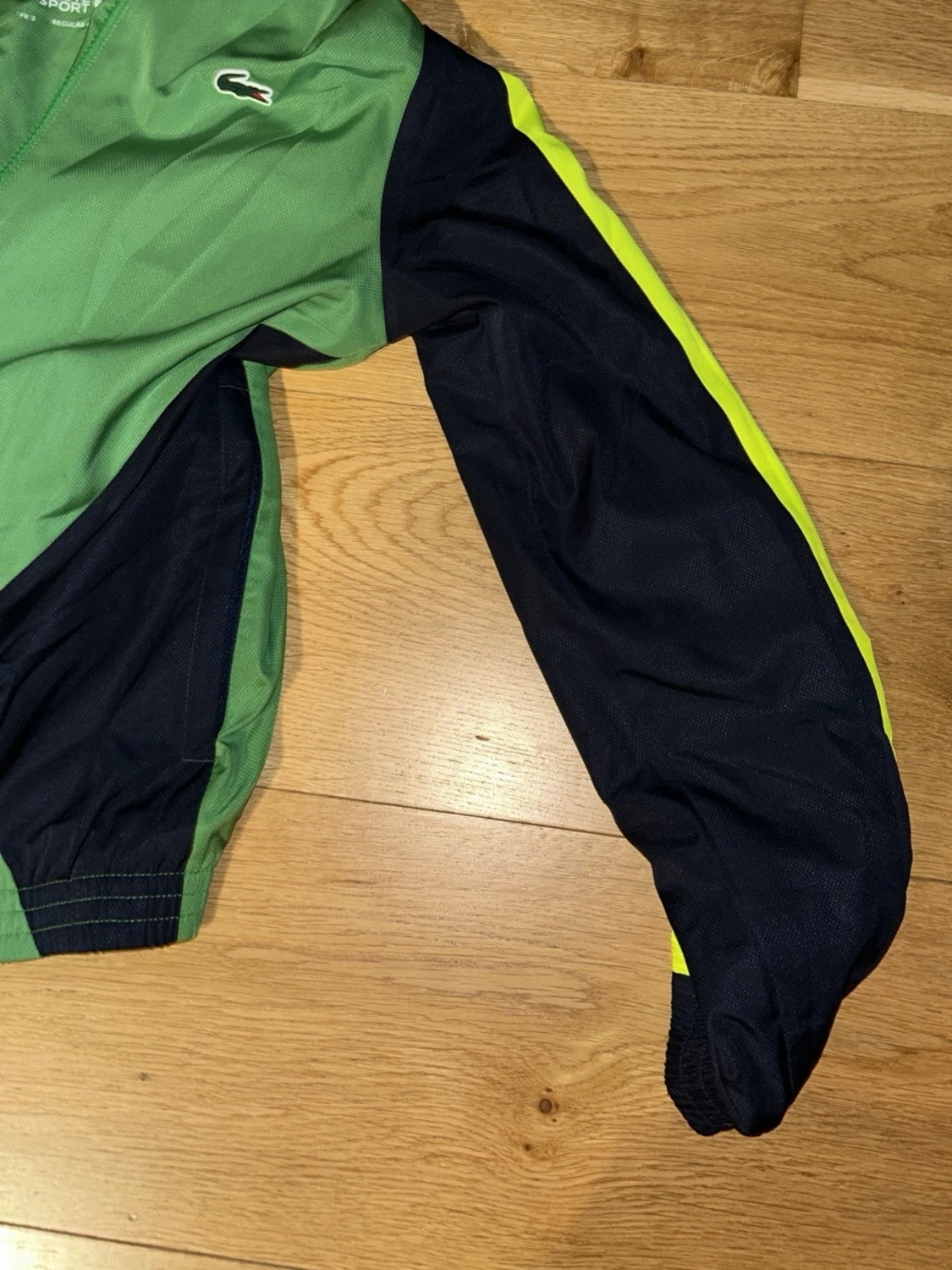 Grön och marinblå vindjacka Lacoste. Köpte för 650kr, oanvänd. - 2