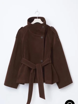 Mörkbrun trenchcoat med bälte mocka - Stilren mörkbrun trenchcoat med hög krage, knäppning framtill och avtagbart bälte i midjan. Jackan har axelklaffar och vida ärmar, tillverkad i ett mjukt mockaliknande material. Perfekt för dig som vill ha en trendig och tidlös look.