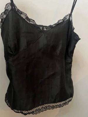 SPETSLINNE - Ett snyggt linne som man antingen kan ha som festtopp eller pyjamaslinne! Den är nästan oanvänd🥰Tryck gärna köp nu eller lägg prisförslag!