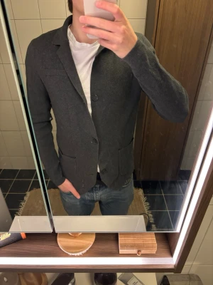 Mörkgrå kavaj / blazer från Selected Style - Mörkgrå kavaj / blazer från Selected Style, size L. Jag är 187cm och 75kg