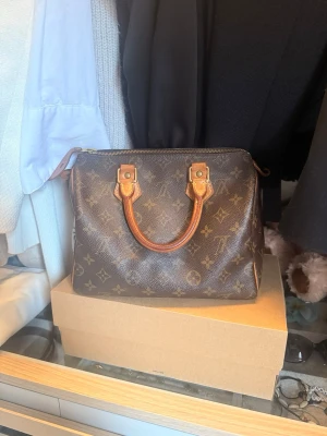 Louis Vuitton speedy 25 - Säljer min vintage speedy 25, köpt från Miinto 2023 och har själv använt den fåtal gånger. Har orderbekräftelse som äkthetsbevis och koden i väskan går även en att söka upp! Accepterar ej under 6000🤍