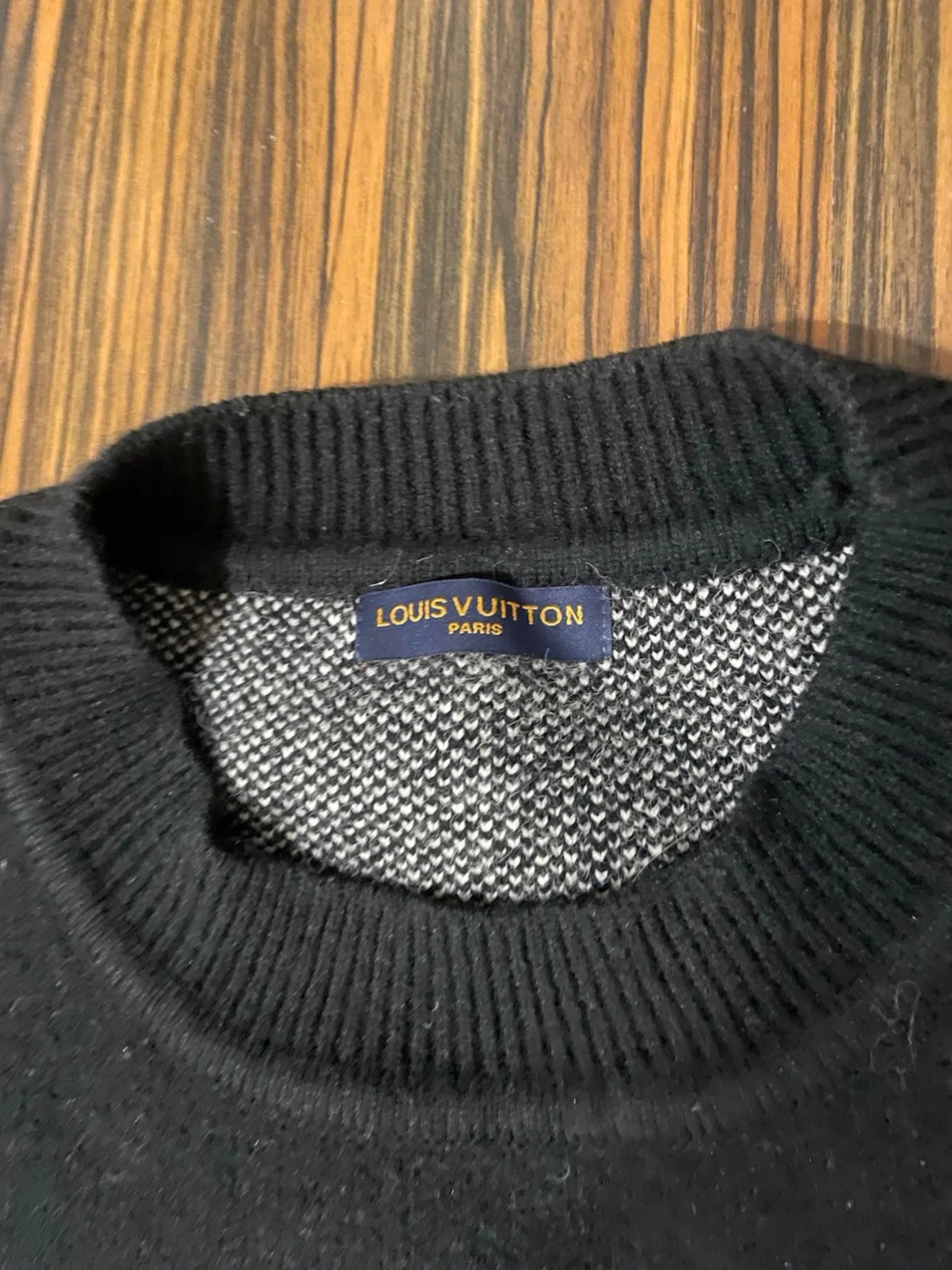 Stickad tröja i svart - 2