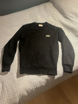 Svart sweatshirt från Nudie Jeans - Säljer nu min Nudie sweatshirt då den blivit för liten, skick 8,5/10, ny pris 120€ mit pris 479kr, Storlek S och den passar omkring 171 cm, använd max 5 gånger, pris kan självklart diskuteras 