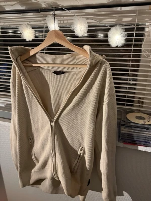 Sällsynt cardigag från indicode jeans - Säljer min cardigan från indicode som inte längre går att köpa. Den är i bra skick och storlek L men sitter mer åt Medium hållet