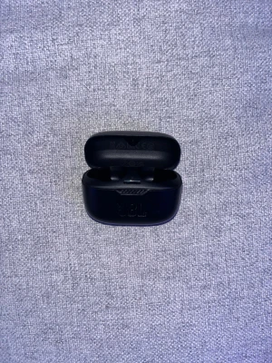 JBL in-ear case (OBS fattas hörlurar) - Säljer dom för att jag har tappat bort mina hörlurar och nu inte har användning för caset och tänkte att någothar tappat sin case och har kvar hörlurarna. Pris kan diskuteras 