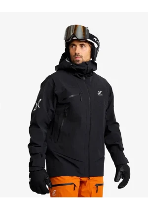 Helt ny svart vindjacka från Revolution Race - Svart vindjacka med huva från Revolution Race, perfekt för utomhusaktiviteter. Jackan har flera dragkedjeförsedda fickor, justerbar huva och logotyp på bröstet och ärmen. Materialet är slitstarkt och vattenavvisande, med sportig design och snygga detaljer. Helt ny nästan aldrig använd, prislapp sitter kvar. Hör av er för mer detaljer!