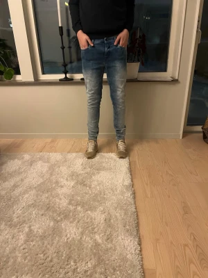Blå slim replay jeans  - Tjenaret! Säljer ett par riktigt schyssta replay jeans i storlek 29/32! Killen på bilden är ca 170 och dem sitter bra. Mycket bra skick inga defekter! Hör av dig vid minsta fundering MVH premium fashion 🤩
