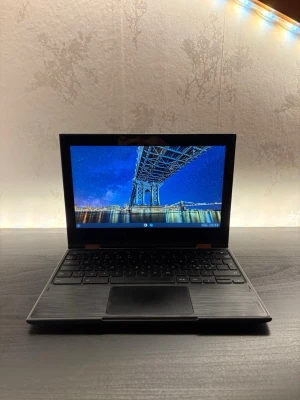 Lenovo 300e Chromebook GEN 2 - Flexibel  - Vikbar 360°-design gör att du enkelt växlar mellan laptop och surfplatta. Touchskärm ger modern och smidig användning. Chrome OS är snabbt, stabilt och startar på sekunder. Knappt använd, fullt fungerande och återställd. Hög batterihälsa som räcker hela dagen. Mindre ytliga repor finns, därför nedsatt pris – påverkar inte funktionen. ✔ Mycket gott skick ✔ Tillverkad 2022 ✔ Laddare ingår Kan skickas eller hämtas 🌟