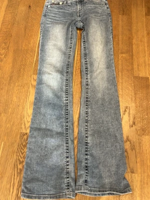 Bootcut jeans från True Religion - Snygga ljusblå bootcut jeans från True religion. Jeansen är i storlek 23w. Jättebra skick. Använda få gånger 