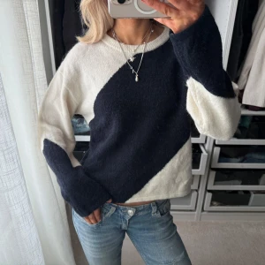 Randig stickad tröja alpacka ull - Marinblå vit randig stickad tröja från Gina tricot i alpacka ull blanding. Strl s