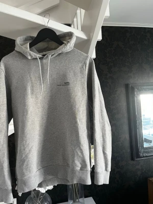 Grå hoodie från A.P.C. - Snygg grå hoodie från A.P.C. Väldigt bra skick. Sällan använd. Storlek S. Nypris: ungefär 2500kr mitt pris 1100kr. Priset är ej hugget i sten. Hör av dig vid frågor eller funderingar! 