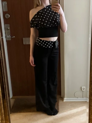 Svart prickigt set  - Superfint set köpt på vinted. Säljer för att byxorna tyvärr är för korta för mig. 