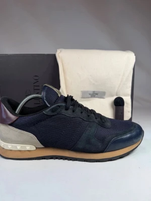 Valentino Rockrunners  - Säljer nu dessa tvär feta valentino Rockrunners med og box och dustbag. Skorna är i mycket bra skick med inga defekter. Kan gå ner i pris vid snabb affär eller köp. (Bara seriösa bud)