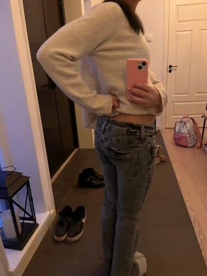 Gråa low waist jeans - Fina gråa low waist jeans från Gina i storlek 158. Har endast haft på mig ca 1-2 gånger så inga tecken på användning!💗