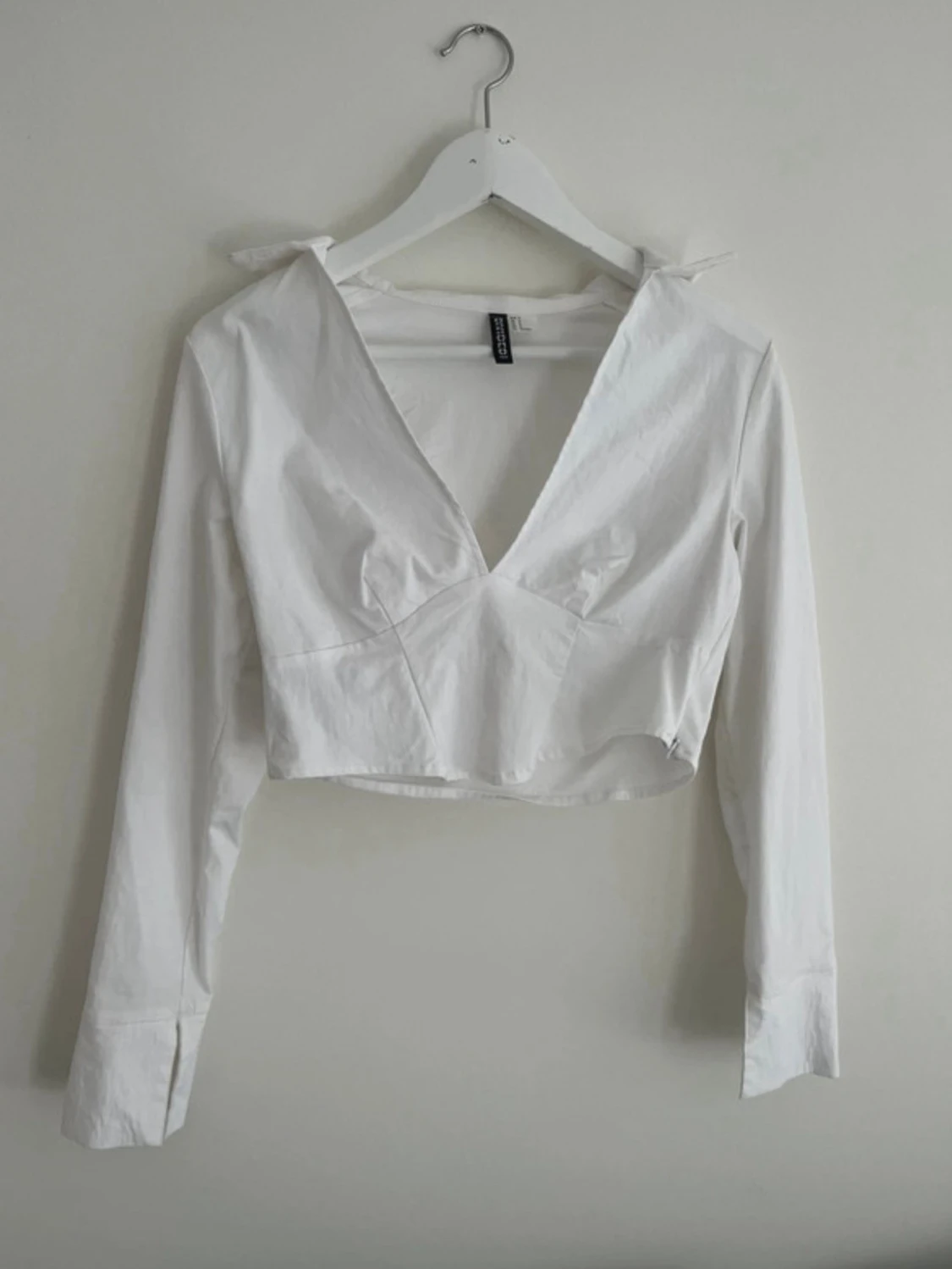 Vit skjorta/topp med v-ringning - 4