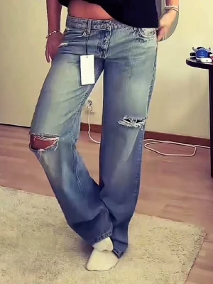 Zara jeans med hål  - Så himla snygga och populära jeans ifrån Zara som är slutsålda överallt!! Storleken är L men de är väldigt små i storlek så passar nog snarare än M eller S beroende på hur man vill att de ska sitta🩷 de är i väldigt bra skick då de bara är använda 1-2 gånger!! Midjemått: 40cm, Innerbenslängd: 85cm, Ytterbenslängd: 108cm! 