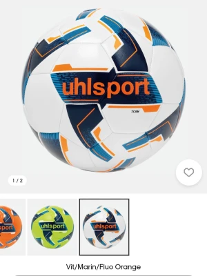 Uhlsport fotboll vit/marin/orange - OM DU VILL HA MER INFORMATION OCH BILDER SÄG TILL. Snygg fotboll från Uhlsport i vit med marinblå och fluorescerande orange detaljer. Klassisk rund form med tydliga paneler och tryckt logga. Perfekt för träning eller spontanspel med kompisarna. Materialet är slitstarkt syntet. 
