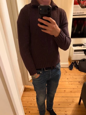 Extremt snygg quarter zip - Stickad tröja från dressman. Köpte plagget men de blev att den stod i garderoben väldigt länge istället. Knappt använd. Inga defekter och varsamt tvättad. Extremt skön och passar alla klädstilar. Dm för frågor. Kan gå ner i pris vid snabb affär! 