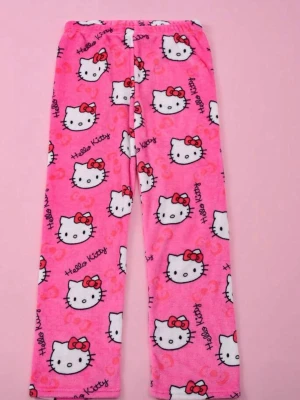 Hello Kitty rosa mjukisbyxor - Supergulliga rosa mjukisbyxor med ett all-over tryck av Hello Kittys ansikte och små rosetter. Byxorna är gjorda i mjukt fleece-material och har resår i midjan för extra komfort. Perfekta för mysiga hemmakvällar eller chill dagar.