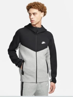 Nike tvåfärgad hoodie med dragkedja - Snygg hoodie från Nike med dragkedja, huva och fickor. Tröjan är svart upptill och grå nedtill. Perfekt för chill eller träning