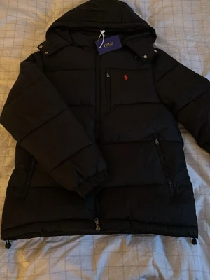Svart Polo Ralph Lauren jacka - Säljer min svarta jacka från Ralph Lauren då vintern är slut. Väldigt fint skick och sparsamt använd. Har sänkt priset för snabb affär. Först till kvarn!