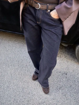 Mörkblå raka jeans med låg midja - Snygga mörkblå jeans från NaKd med raka ben och låg midja. De är helt har aldrig använt och har prislappen kvar. Säljes då det ej kommer till användning. Nypris: 699kr