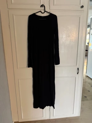 Soft touch lång klänning ginatricot  - Soft touch maxi klänning från Ginatricot i strl L men passar även M, mjukt och stretchigt material med slits på båda ärmarna. I nyskick! 