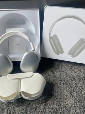 Apple AirPods Max silver hörlurar - Snygga Apple AirPods Max i silver med mjuka öronkuddar och justerbart huvudband i vitt. Over-ear design med aluminiumkåpor och mesh-material på huvudbandet. Kommer med originalförpackning och smart case.