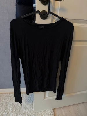 Soft touch topp ginatricot  - Soft touch topp från ginatricot. Strl M/L, mjukt och stretchigt material, slits på ärmarna. Otroligt fin och enkel topp! I nyskick!