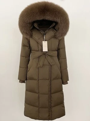 Lång olivgrön dunjacka med pälshuva - Vinerjacka, khaki färg. Stl xs. Ena fickan har lossnat lite, går enkelt att sy