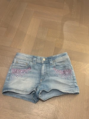 Jättesöta shorts med rosa stenar på från HM - Jättefina men kommer tyvärr inte till användning. Är i storlek 152 men passar mig som är 158cm. Pris går alltid att diskutera❤️❤️