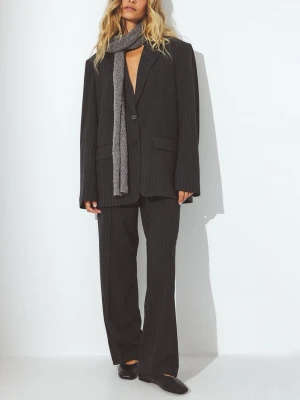 Grå randig kostym med kavaj och byxa - Oversized kavaj med tillhörande lågmidjade kostymbyxor. Använda en gång så skicket är som nytt! Storlek 36 i båda delar. Setet är från NA-KD. Hela setet för 650kr+ frakt