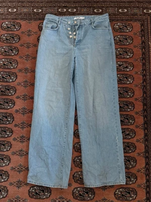Ljusblå raka jeans från NA-KD - Ljusblå jeans från NA-KD med raka ben och hög midja. Nästintill oanvända, säljer då dom är för stora (bär vanligtvis storlek 36).