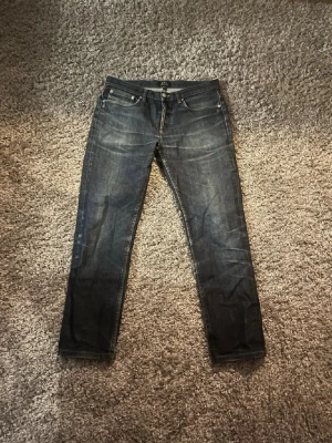 Mörkblå APC jeans - Snygga mörkblå slim fit jeans med klassisk femficksdesign och diskreta slitningar. Jeansen är i storlek 31 och är i mycket bra skick! Säljs för 650kr!