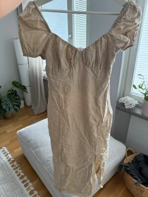 Klänning Bershka - En klänning i linneblandning från bershka, ny utan lappar pga märkeslappen lossnat, aldrig använd 🌸