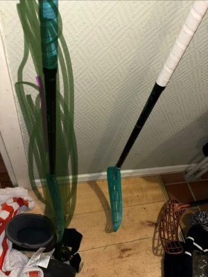 Innebandyklubba med turkost blad - Säljer en innebandyklubba med svart skaft och vitt grepp. Bladet är turkost och har ett klassiskt mönster för bra bollkontroll. Perfekt för dig som gillar innebandy och vill ha en snygg och funktionell klubba. Helt ny