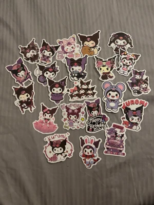 Kuromi klistermärken samling - Säljer en samling med Kuromi klistermärken från Sanrio. . Perfekt för att dekorera laptop, mobil eller anteckningsbok. Jag säljer fler klistermärken i min profil så kika om du vill göra en bundle för billigare pris och frakt 