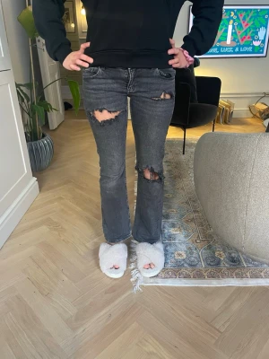 Saga stq- liknande jeans - Säljer dessa jättefina jeans från Gina tricot som jag själv har gjort hål i! De har inga tecken på användning och ser nästan helt nya ut! Kan gå ner till 170 kr vid snabb affär💗
